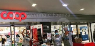 Raccolta di solidarietà a favore delle donne che subiscono violenza: grande partecipazione dei faentini