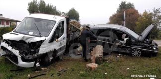 Schianto all’incrocio fra un’auto e un furgone, 4 feriti