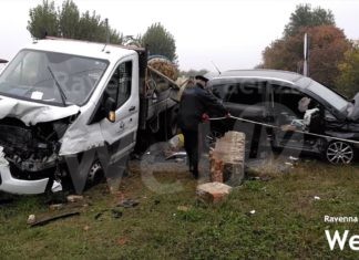 Schianto all’incrocio fra un’auto e un furgone, 4 feriti