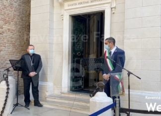 La croce di Paolo VI è tornata nella tomba di Dante dopo la benedizione di Papa Francesco