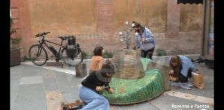 Dopo l’aggressione dei vandali, parte il restauro della scultura in mosaico dedicata alle donne vittime di femminicidio