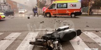 Schianto in via Faentina fra un motorino e un’auto: due scooteristi ricoverati in ospedale