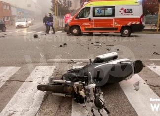 Schianto in via Faentina fra un motorino e un’auto: due scooteristi ricoverati in ospedale