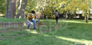 Da oltre un anno un gruppo di ventenni pulisce i parchi di Faenza: “Ci sentivamo in dovere”
