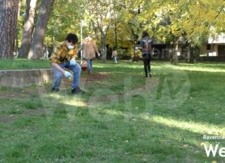 Da oltre un anno un gruppo di ventenni pulisce i parchi di Faenza: “Ci sentivamo in dovere”