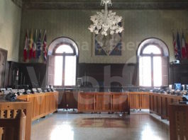 Opposizione: “Bilancio già scritto, Consiglio comunale svuotato: così si indebolisce la democrazia a Ravenna”