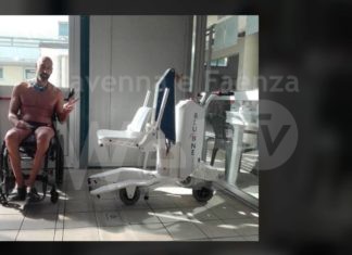 Consegnato finalmente il sollevatore per persone con disabilità alla piscina comunale