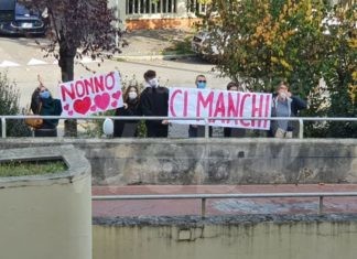 Covid: striscione nipoti per salutare nonno ricoverato