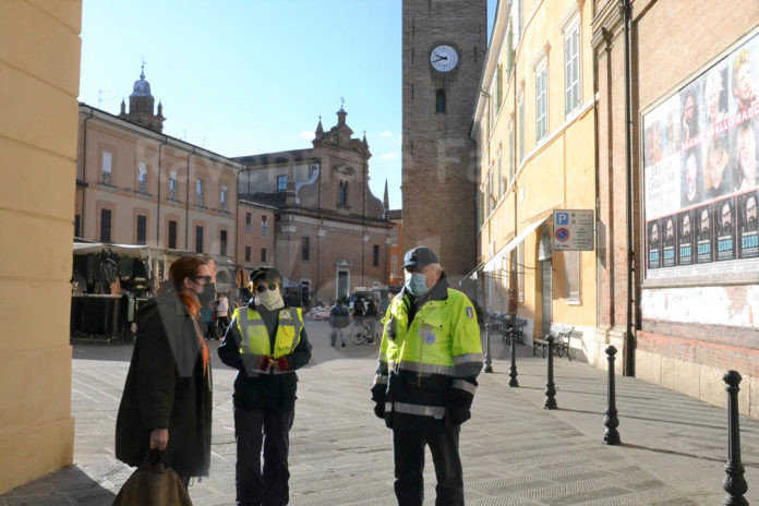 Assessore Corzani e volontari Protezione Civile (1)