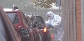 Giornata intensa al drive through di Faenza dopo gli ultimi casi di positività