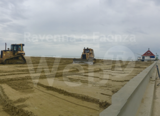 A Cervia la duna di sabbia, barriera a difesa delle mareggiate, realizzata dai bagnini sui 9 km di costa
