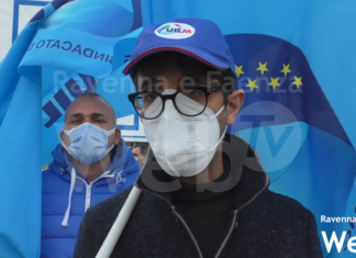 Metalmeccanici in sciopero davanti allo stabilimento Marcegaglia: tra le richieste anche l’aumento dei salari