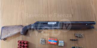 In casa aveva un fucile a canna mozza e diverse munizioni: arrestato