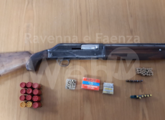 In casa aveva un fucile a canna mozza e diverse munizioni: arrestato