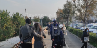 Non indossa la mascherina sul lungomare poi offende e minaccia la polizia