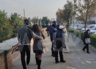 Non indossa la mascherina sul lungomare poi offende e minaccia la polizia