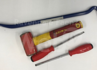 Nell’auto nascondevano oggetti atti ad offendere, la Polizia denuncia tre ragazzi