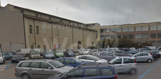 Auto a fuoco in piazza Ricci