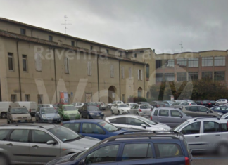 Auto a fuoco in piazza Ricci