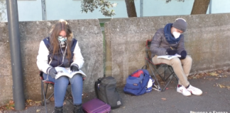 Due studenti seguono le lezioni al freddo per protestare contro la Dad: “La scuola ci manca, fateci tornare”