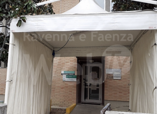 Massa Lombarda: attese all’ingresso della Medicina di Gruppo, un gazebo per alleviare i disagi dei cittadini