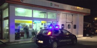 Rapina al distributore di benzina: armato di coltello, chiude il titolare in bagno e scappa col denaro