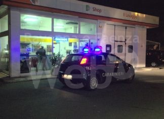Rapina al distributore di benzina: armato di coltello, chiude il titolare in bagno e scappa col denaro