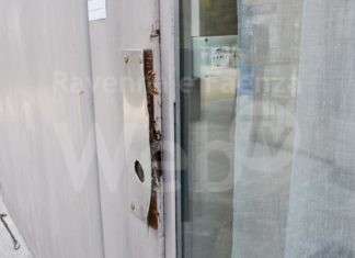 Vetri e porte rotte per poi non rubare niente: ladri al bar del parco Teodorico
