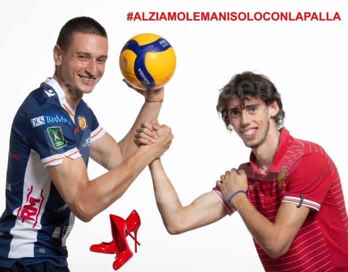 #alziamolemanisoloconlapalla