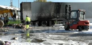 Camion a fuoco al casello di Faenza: grande paura nella mattinata