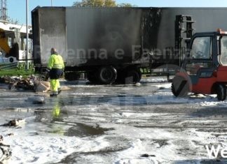 Camion a fuoco al casello di Faenza: grande paura nella mattinata