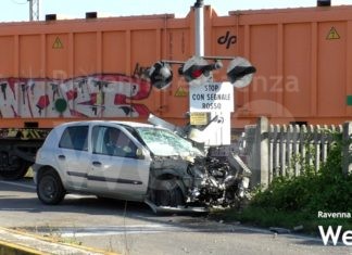 Auto attraversa i binari mentre sopraggiunge un treno merci: violento schianto alle porte di Faenza