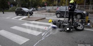 Scontro tra una moto e una bicicletta in via Berlinguer: un ferito trasportato al Bufalini