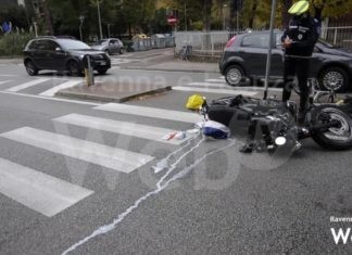 Scontro tra una moto e una bicicletta in via Berlinguer: un ferito trasportato al Bufalini
