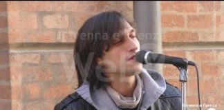 Un’audizione per potersi esibire nelle vie della città: la proposta di un’artista di strada