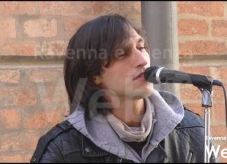 Un’audizione per potersi esibire nelle vie della città: la proposta di un’artista di strada