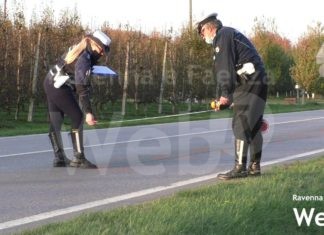 Cade rovinosamente sull’asfalto: centauro in ospedale