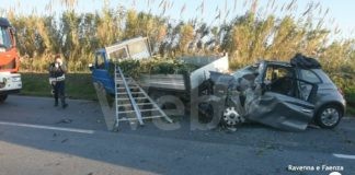 Auto si schianta contro un furgone lungo la Ravegnana: muore 37enne