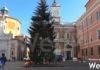 Con l’albero in piazza Ravenna si prepara al Natale: niente pista di pattinaggio e mercatini, ma regali a domicilio e incentivi per le spese natalizie