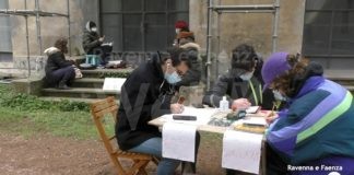 Priorità alla Scuola: anche oggi a Faenza studenti al freddo fuori dagli istituti per fare lezione