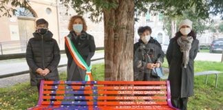 Russi: posizionata una panchina rossa per la giornata mondiale dell’eliminazione della violenza contro le donne