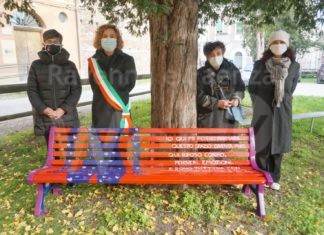 Russi: posizionata una panchina rossa per la giornata mondiale dell’eliminazione della violenza contro le donne