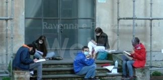 “Priorità alla scuola” organizza una lezione davanti al liceo “Torricelli-Ballardini” di Faenza