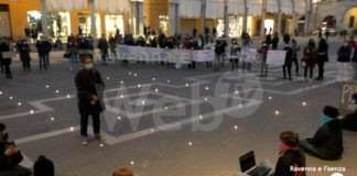 Veglia funebre degli studenti a Faenza: “La didattica a distanza non è scuola”