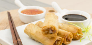 Compra un involtino di primavera, all’interno trova un pezzo di dito: il Dna verrà analizzato