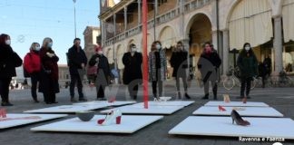 Scarpette rosse in ceramica in piazza contro la violenza sulle donne