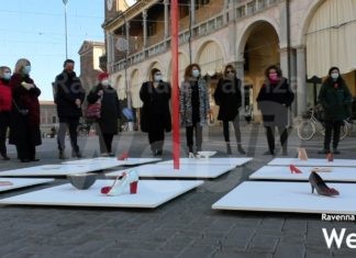 Scarpette rosse in ceramica in piazza contro la violenza sulle donne