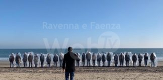 Uomini e donne insacchettati sulla spiaggia di Marina di Ravenna: l’opera dell’artista Anthony De Luca
