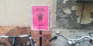 “Usa la bici”, manifesti per l’emergenza climatica: azione diffusa in città ad opera di Extinction Rebellion