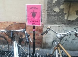 “Usa la bici”, manifesti per l’emergenza climatica: azione diffusa in città ad opera di Extinction Rebellion